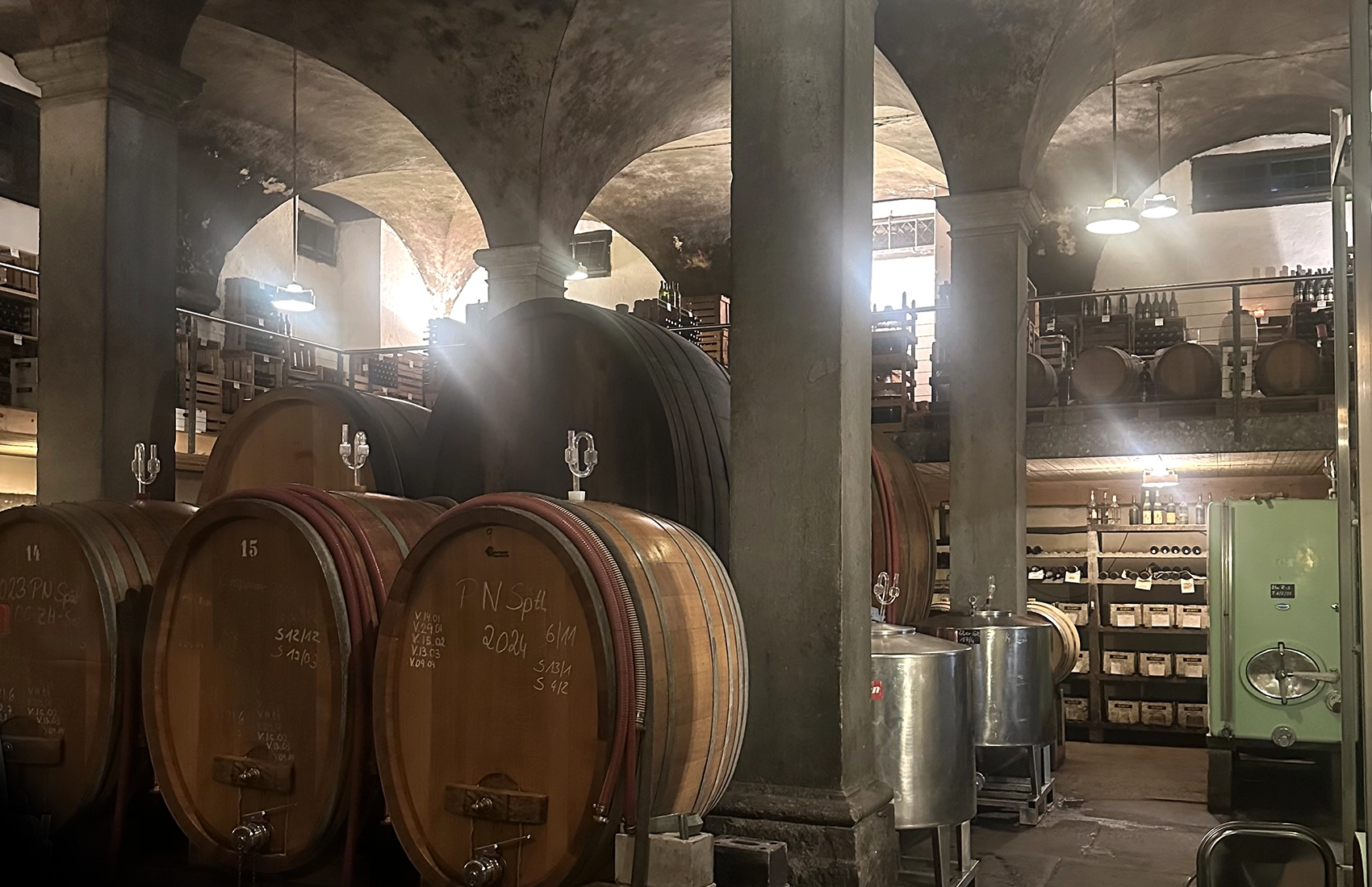 Weinfässer im Keller des Weingutes SCHIPF