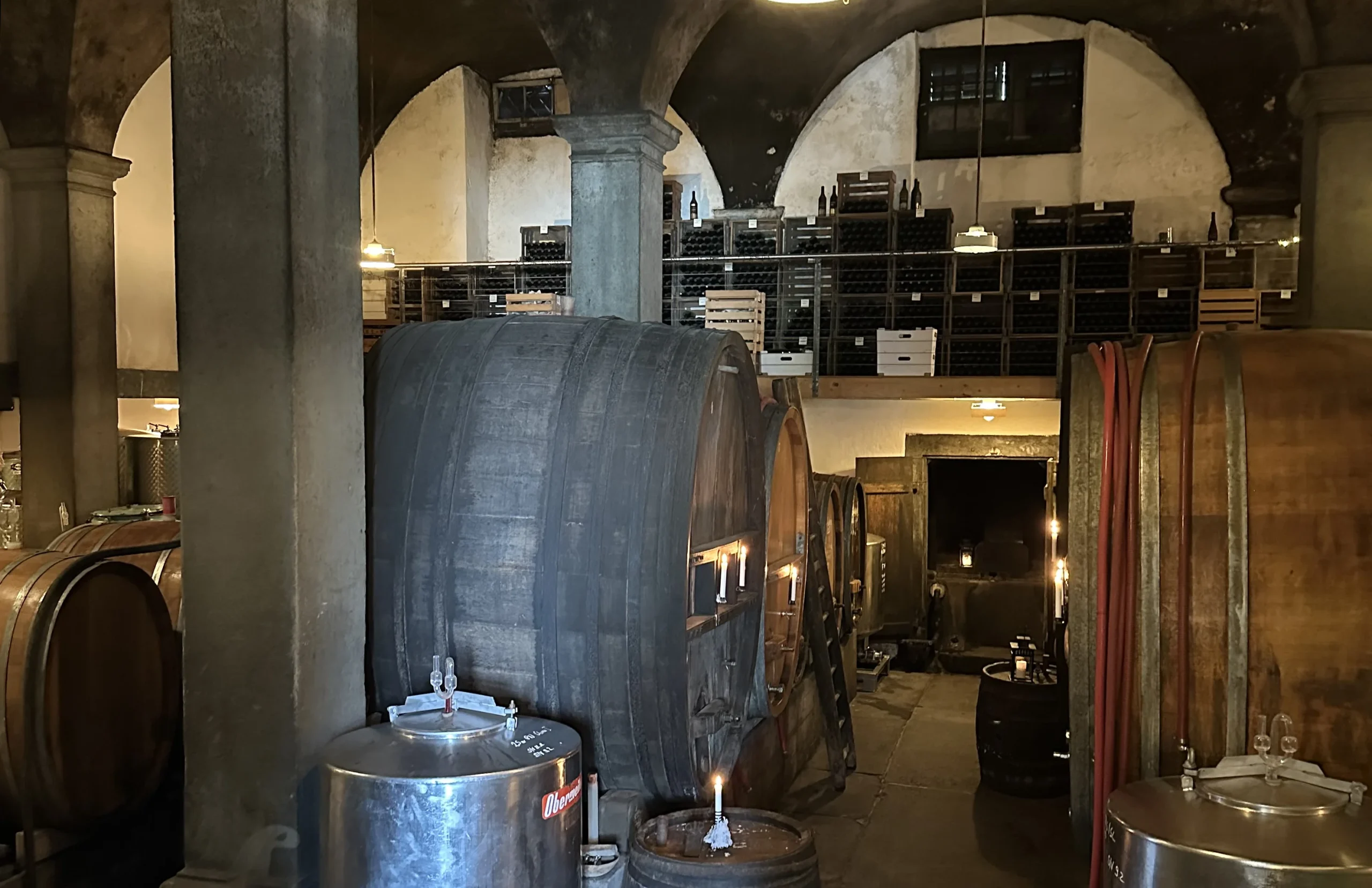 Weinfässer im Keller des Weingutes SCHIPF