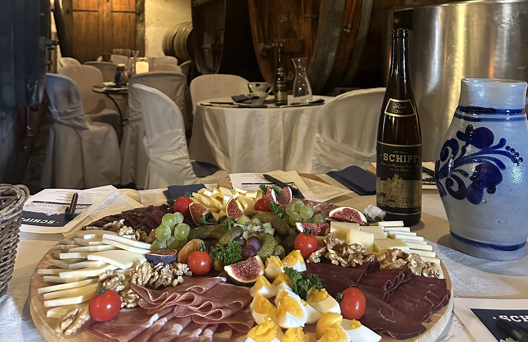 Weinreben auf Rebhügel von Weingut SCHIPF
