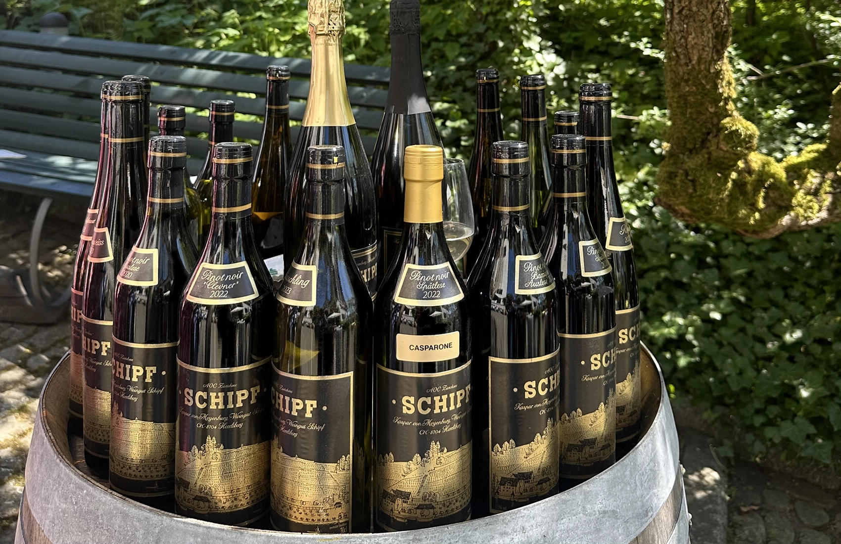 Weinfässer im Keller des Weingutes SCHIPF