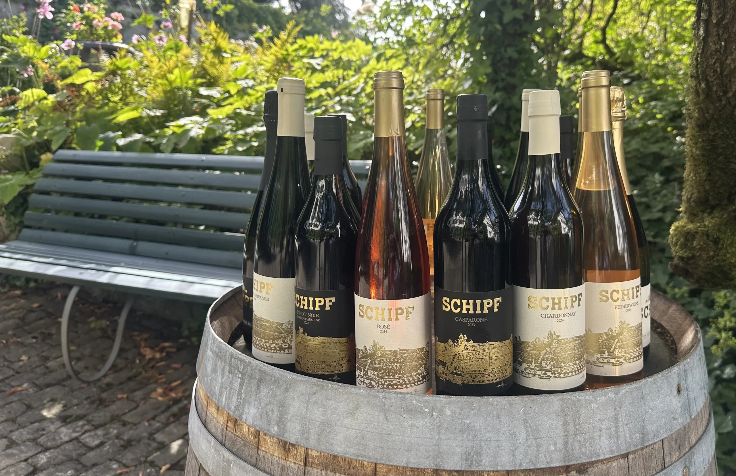 Weinfässer im Keller des Weingutes SCHIPF